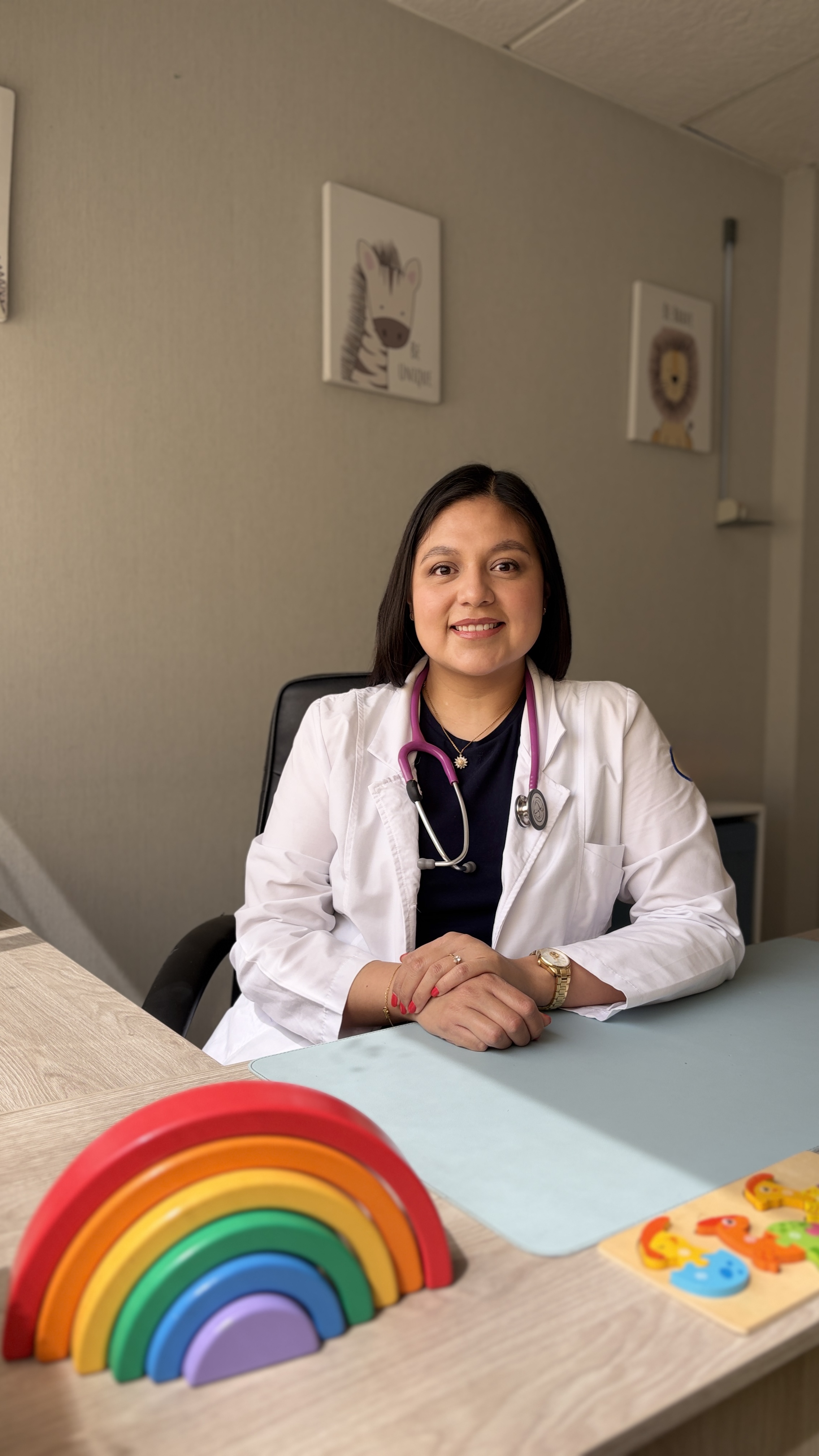 Dra. Diana Reyes Ortiz atendiendo consulta